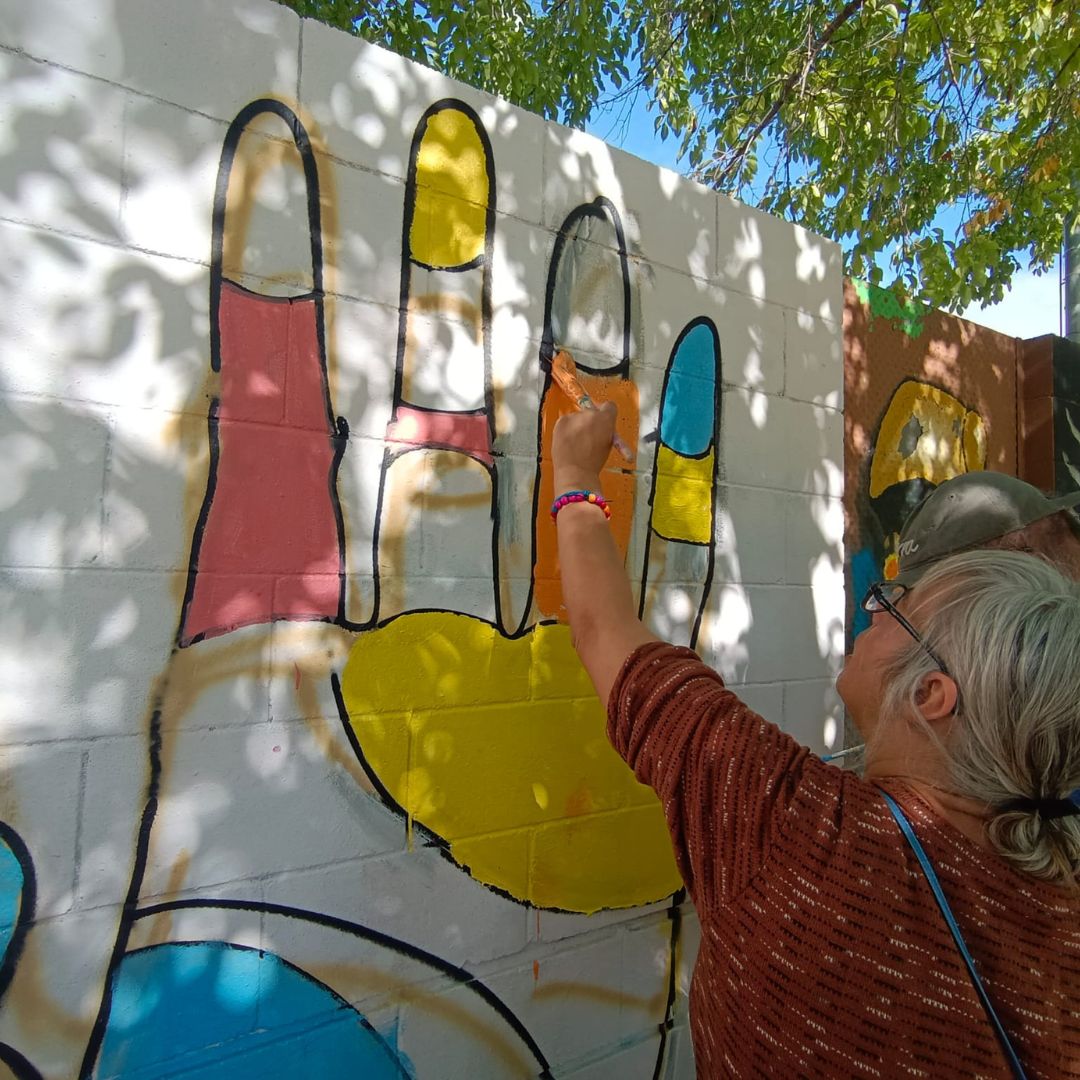 Els usuaris del taller d'art del CS el Cercle de @girona_cat  han participat avui de la 5a edició del @FestivalMonart , un festival anual de murals i d'art urbà als barris de Santa Eugènia de Ter i de Can Gibert del Pla amb un caràcter 100% social i de temàtica multicultural.