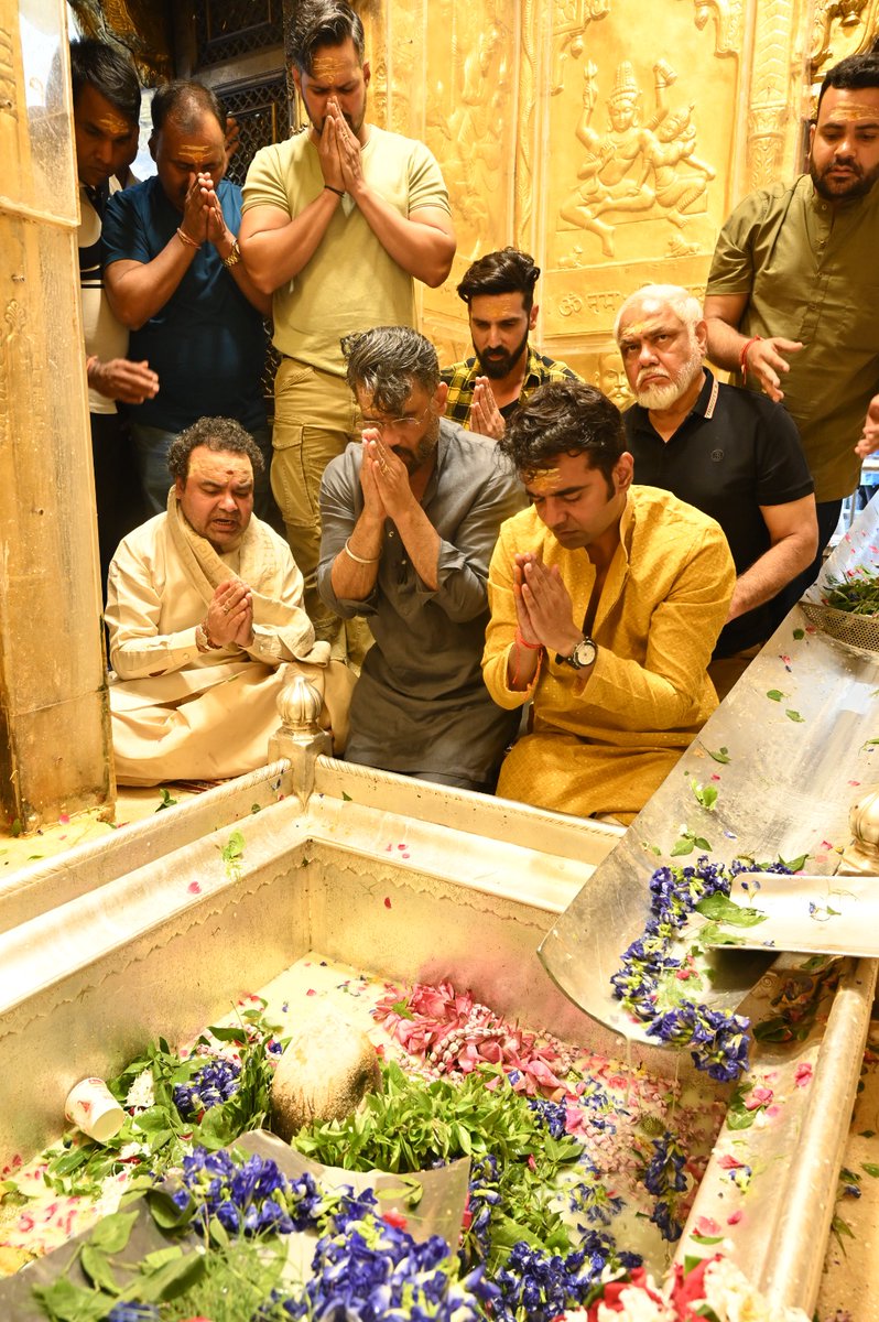 yogeshhindustan's tweet photo. फरहा खान की फिल्म 'मैं हू न' से फेमस हुए अभिनेता जायेद खान शुक्रवार को काशी विश्नाथ मंदिर पहुंचे। इस दौरान उन्होंने विश्वनाथ मंदिर के गर्भगृह में जाकर बाबा विश्वनाथ का दर्शन किया।
#KashiVishwanath #ZayedKhan #SunilShetti #Varanasi https://t.co/cT9u4XfMZz