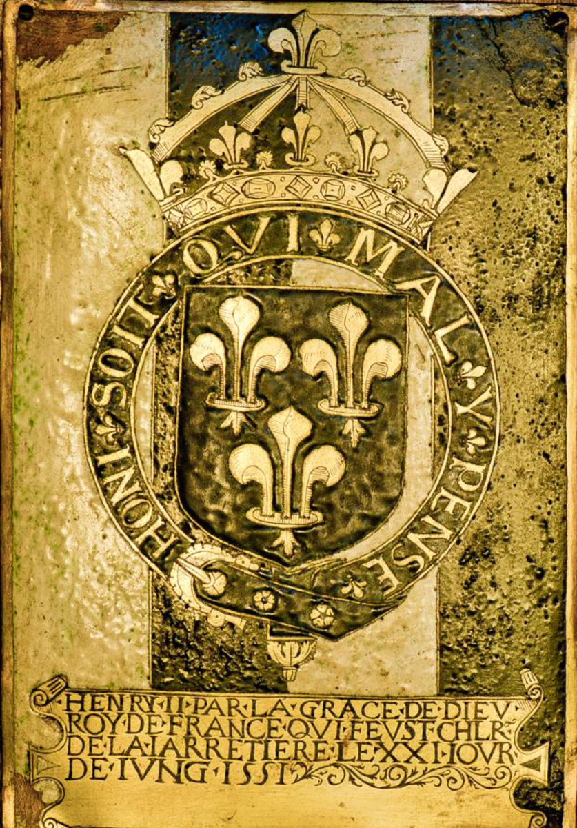 TomDutheil2's tweet photo. Un choix de circonstance pour ces #armoiriesduvendredi avec les plaques de chevalier de l’ordre de la Jarretière des rois Henri II et Charles IX, nommés en 1551 et 1564. Elles sont toutes deux conservées dans la chapelle Saint-Georges de Windsor, siège de l’ordre. https://t.co/UhiNGg1xmk