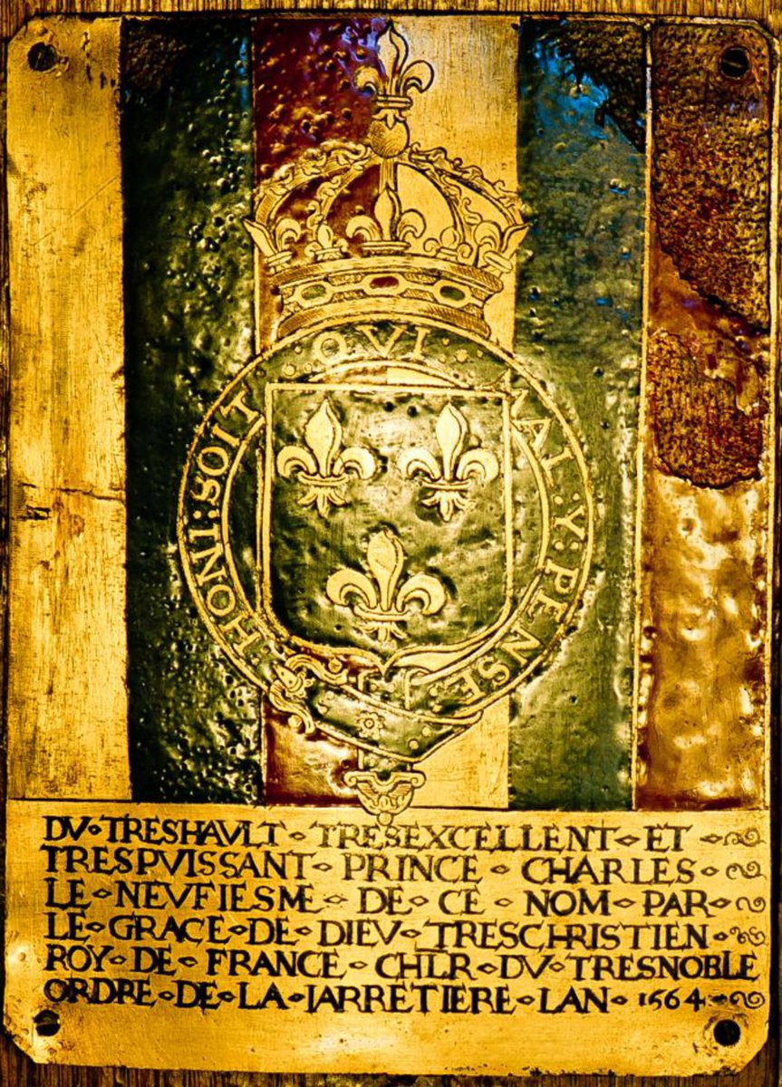 Un choix de circonstance pour ces #armoiriesduvendredi avec les plaques de chevalier de l’ordre de la Jarretière des rois Henri II et Charles IX, nommés en 1551 et 1564. Elles sont toutes deux conservées dans la chapelle Saint-Georges de Windsor, siège de l’ordre.