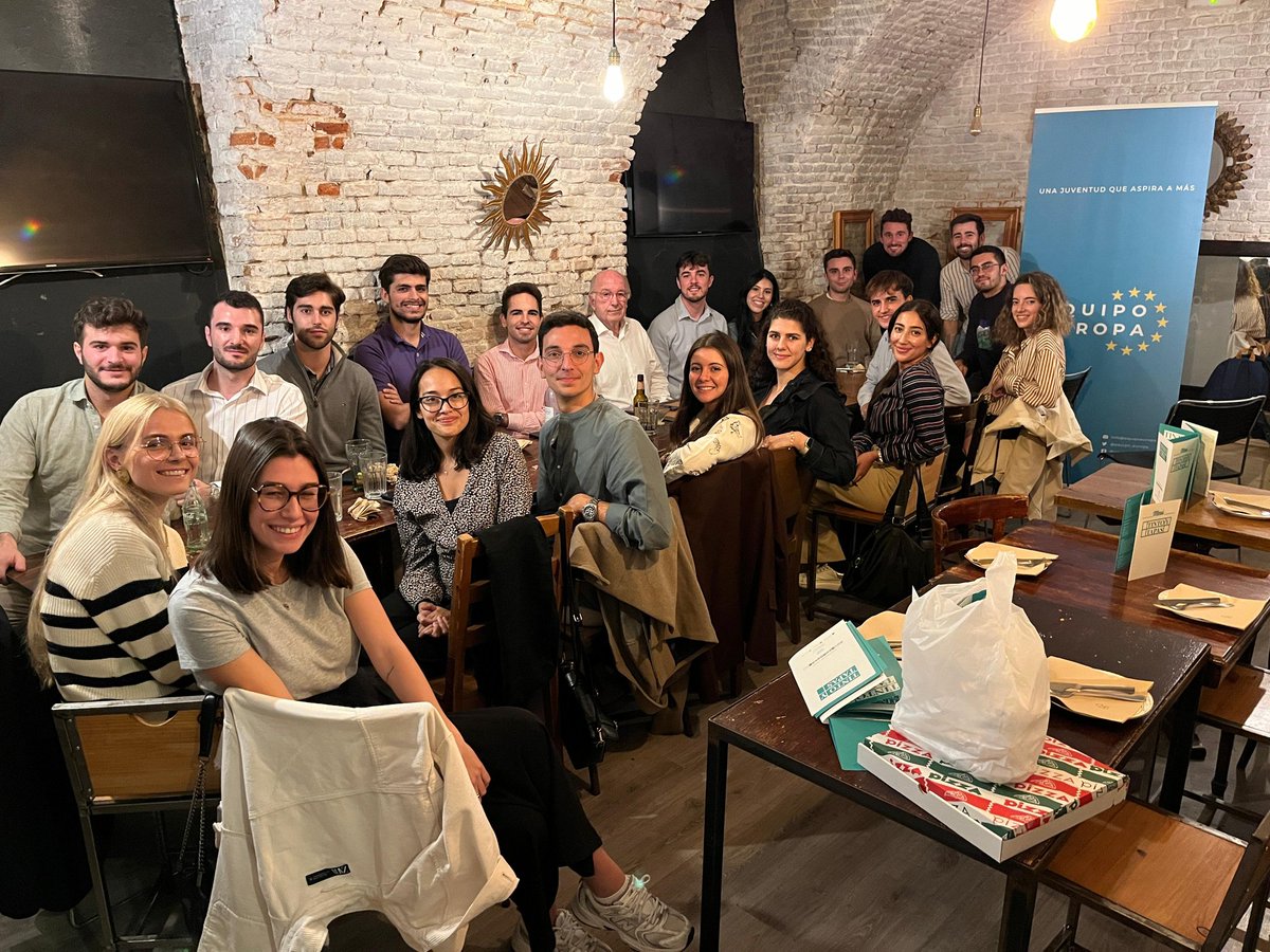 🇪🇺🍽 Varios socios de Equipo Europa estuvimos ayer en Madrid "comiéndonos Europa" con el exvicepresidente de la <a href="/ComisionEuropea/">Comisión Europea en España</a>, Joaquín Almunia.

Seguimos creando espacios en los que los jóvenes conozcan la visión de quiénes han liderado las instituciones españolas y europeas.