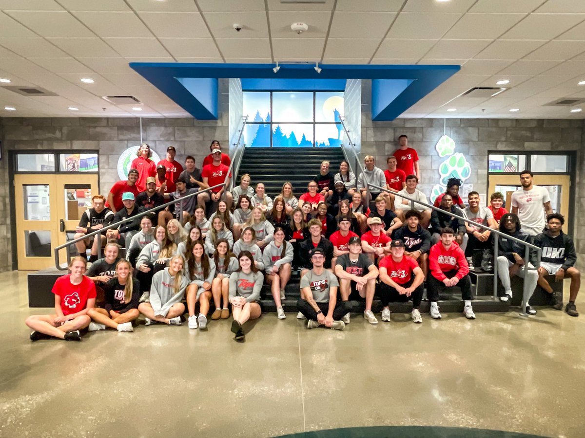 HilltopperCLIMB's tweet photo. High Five Friday was rocking this morning at Jennings Creek Elementary School! 🔴

Thankful to bring the energy before school to local students in Bowling Green! ⚡️ 

#HilltoppersWithHeart https://t.co/Mfb5blKRLf