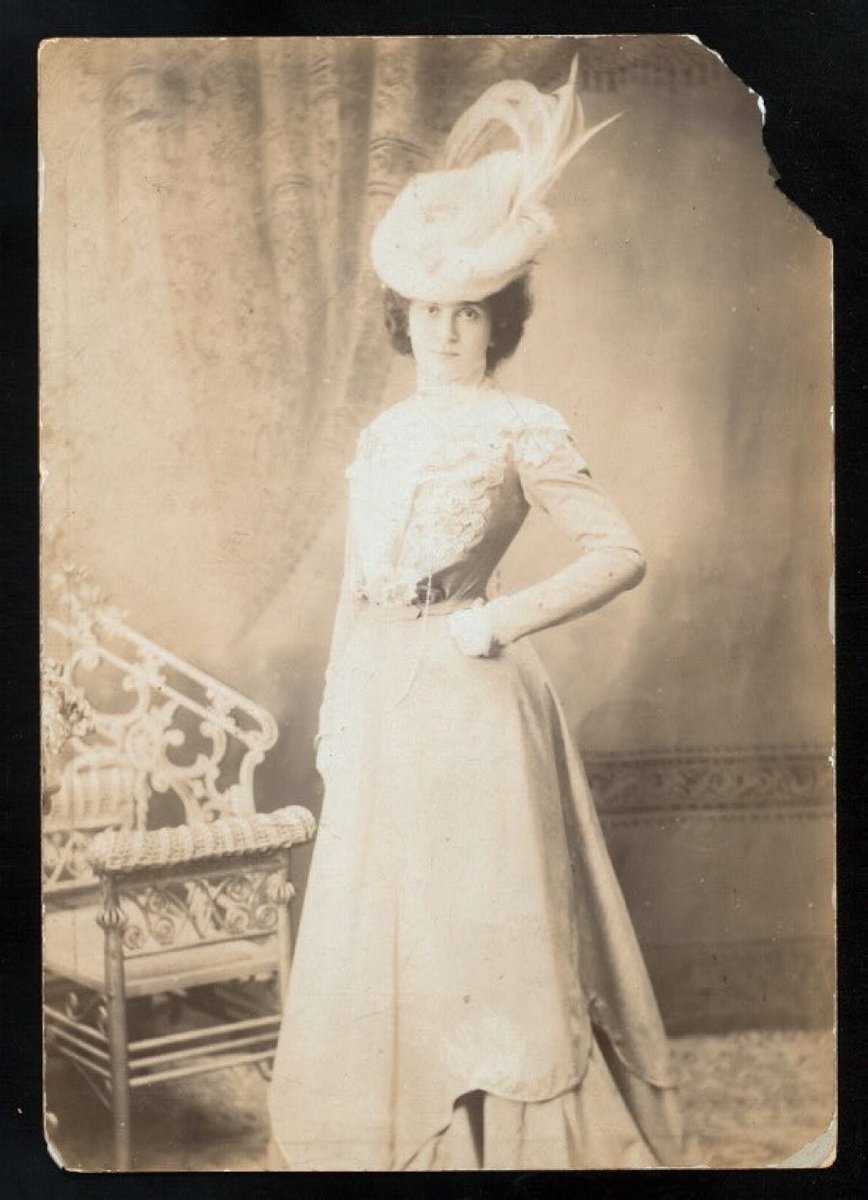 yiddishstage's tweet photo. 📷 Head shot of Bertha Kalich looking downwards. Billy Rose Theatre Collection, @NYPL_DorotJWS
📷 Bertha Kalich dressed in an ornate white dress and a large, white feathered hat. Billy Rose Theatre Collection, New York Public Library. #yiddishtheater #yiddish https://t.co/MTEmuFMp0Z