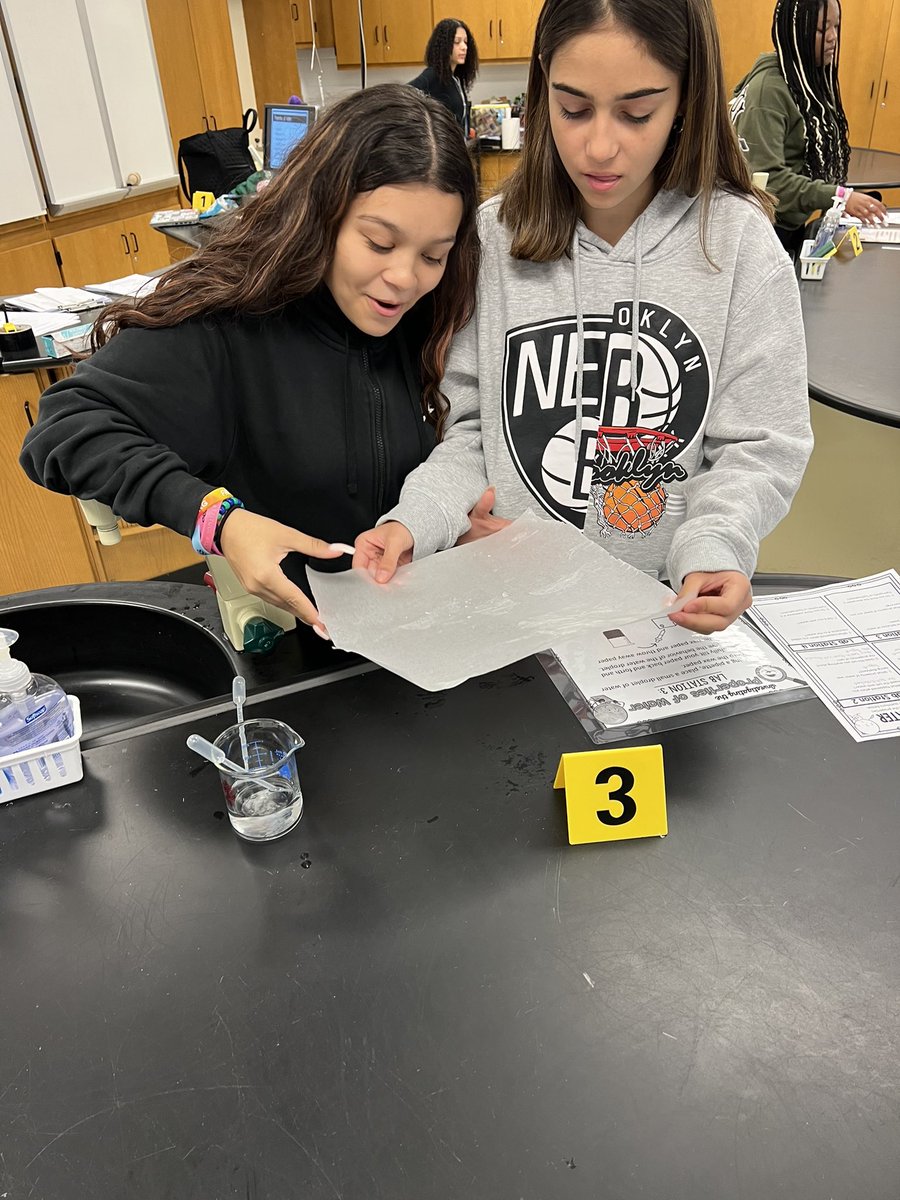 Miss_S_Thomas's tweet photo. Investigating the properties of water! #MustangPride  #JFKMH @DrParry_JFKMHS @JFKMHS_ZeitzVP https://t.co/ec2QIEDx7T