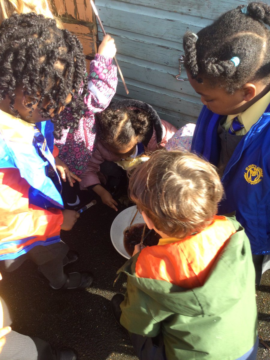 StMaryB17's tweet image. Reception have been making watercolour paint with berries this afternoon to decorate the shed! #EFYS #ForestSchool