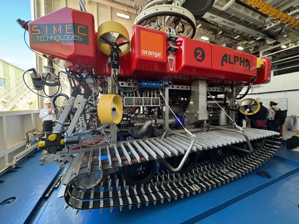 DamienLicata's tweet image. Le navire câblier embarque un robot capable d’aller sectionner et remonter ensuite un câble à 3000 m. La réparation s’effectue ensuite à bord où la section abimée est soudée avec un câble neuf puis testée avant d’être immergée.