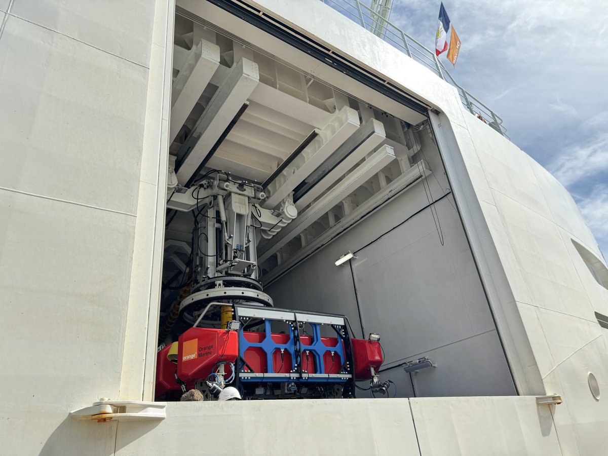 DamienLicata's tweet image. Le navire câblier embarque un robot capable d’aller sectionner et remonter ensuite un câble à 3000 m. La réparation s’effectue ensuite à bord où la section abimée est soudée avec un câble neuf puis testée avant d’être immergée.