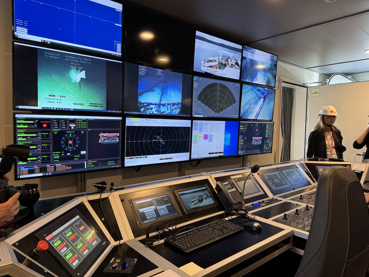 DamienLicata's tweet image. Le navire câblier embarque un robot capable d’aller sectionner et remonter ensuite un câble à 3000 m. La réparation s’effectue ensuite à bord où la section abimée est soudée avec un câble neuf puis testée avant d’être immergée.