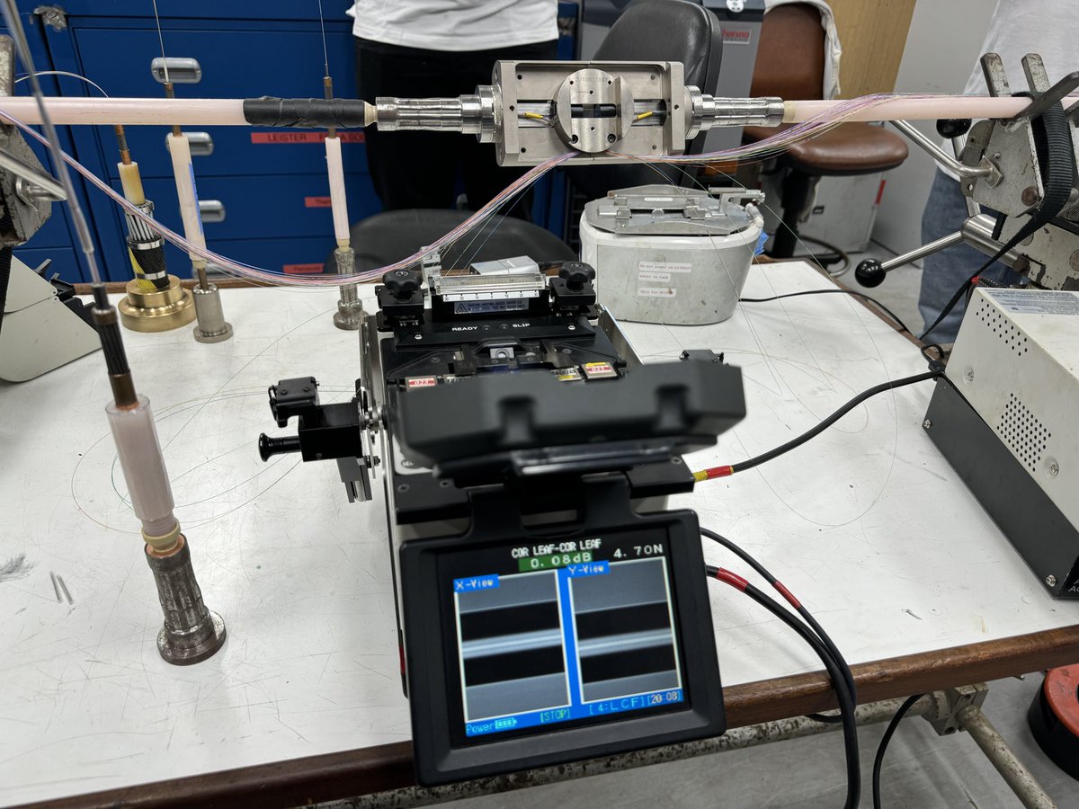 DamienLicata's tweet image. Le navire câblier embarque un robot capable d’aller sectionner et remonter ensuite un câble à 3000 m. La réparation s’effectue ensuite à bord où la section abimée est soudée avec un câble neuf puis testée avant d’être immergée.