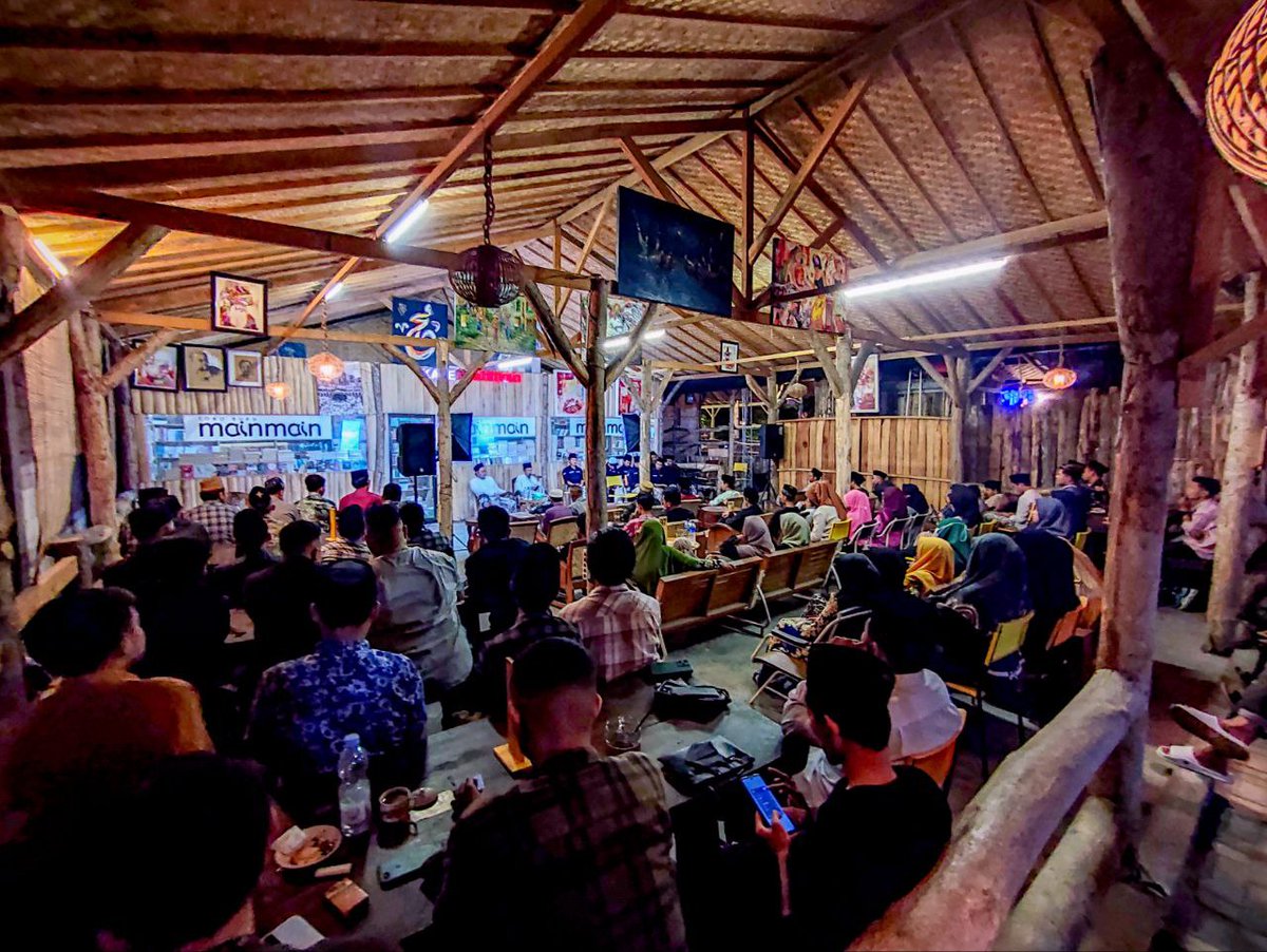 Sedang berlangsung Peringatan Maulid Nabi Muhammad SAW di #kafemainmain bersama Kiai M. Faizi dan Bapak <a href="/edi_akhiles/">EDI AH IYUBENU</a>