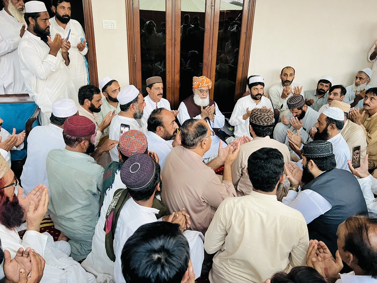 ڈیرہ اسماعیل خان: قائد جمعیت مولانا فضل الرحمان تحصیل امیر جےیوآئی پروآ سردار امتیاز بلوچ کی وفات پر اہل خانہ سے اظہار تعزیت اور فاتحہ خوانی کررہے ہیں۔ 
 انجنئیر ضیاء الرحمان، طارق خان بھی ہمراہ تھے