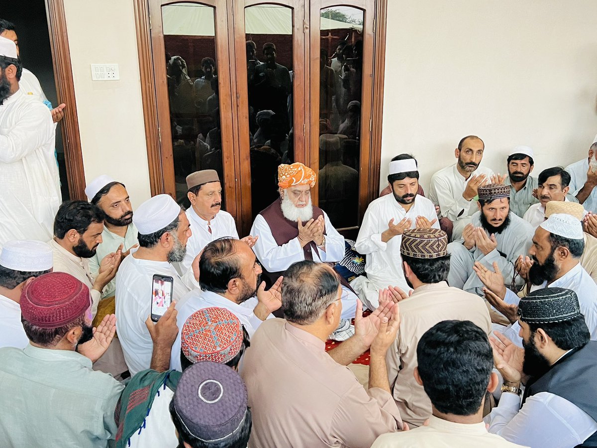 juipakofficial's tweet photo. ڈیرہ اسماعیل خان: قائد جمعیت مولانا فضل الرحمان تحصیل امیر جےیوآئی پروآ سردار امتیاز بلوچ کی وفات پر اہل خانہ سے اظہار تعزیت اور فاتحہ خوانی کررہے ہیں۔ 
 انجنئیر ضیاء الرحمان، طارق خان بھی ہمراہ تھے https://t.co/VFSXepNZaQ