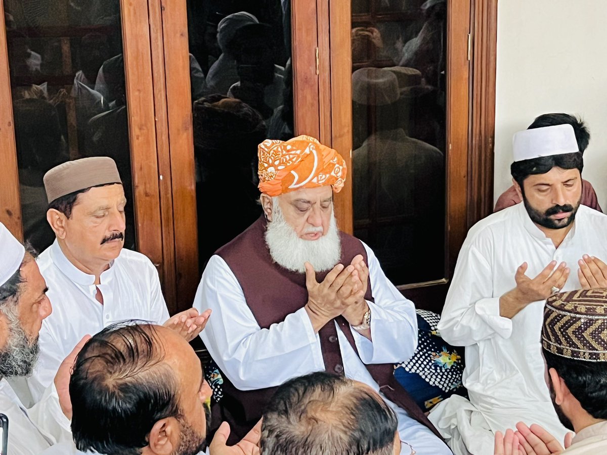juipakofficial's tweet photo. ڈیرہ اسماعیل خان: قائد جمعیت مولانا فضل الرحمان تحصیل امیر جےیوآئی پروآ سردار امتیاز بلوچ کی وفات پر اہل خانہ سے اظہار تعزیت اور فاتحہ خوانی کررہے ہیں۔ 
 انجنئیر ضیاء الرحمان، طارق خان بھی ہمراہ تھے https://t.co/VFSXepNZaQ