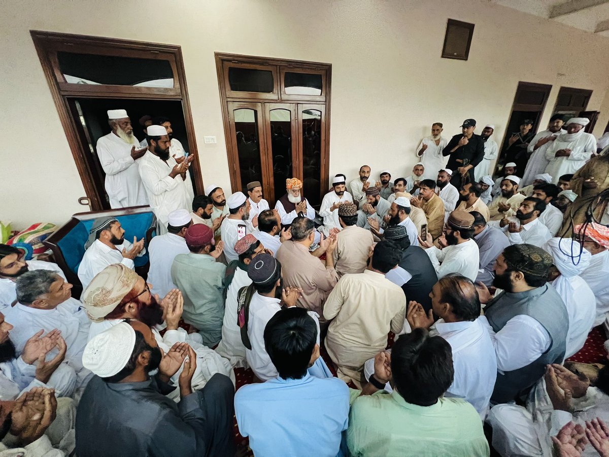juipakofficial's tweet photo. ڈیرہ اسماعیل خان: قائد جمعیت مولانا فضل الرحمان تحصیل امیر جےیوآئی پروآ سردار امتیاز بلوچ کی وفات پر اہل خانہ سے اظہار تعزیت اور فاتحہ خوانی کررہے ہیں۔ 
 انجنئیر ضیاء الرحمان، طارق خان بھی ہمراہ تھے https://t.co/VFSXepNZaQ