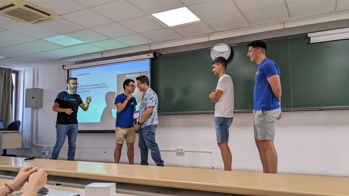 Participando en la charla "Comunicando para Conectar" de Raúl Bordallo, en la #DrupalCampES #softskills #wearedifferent <a href="/Hiberus/">hiberus</a>