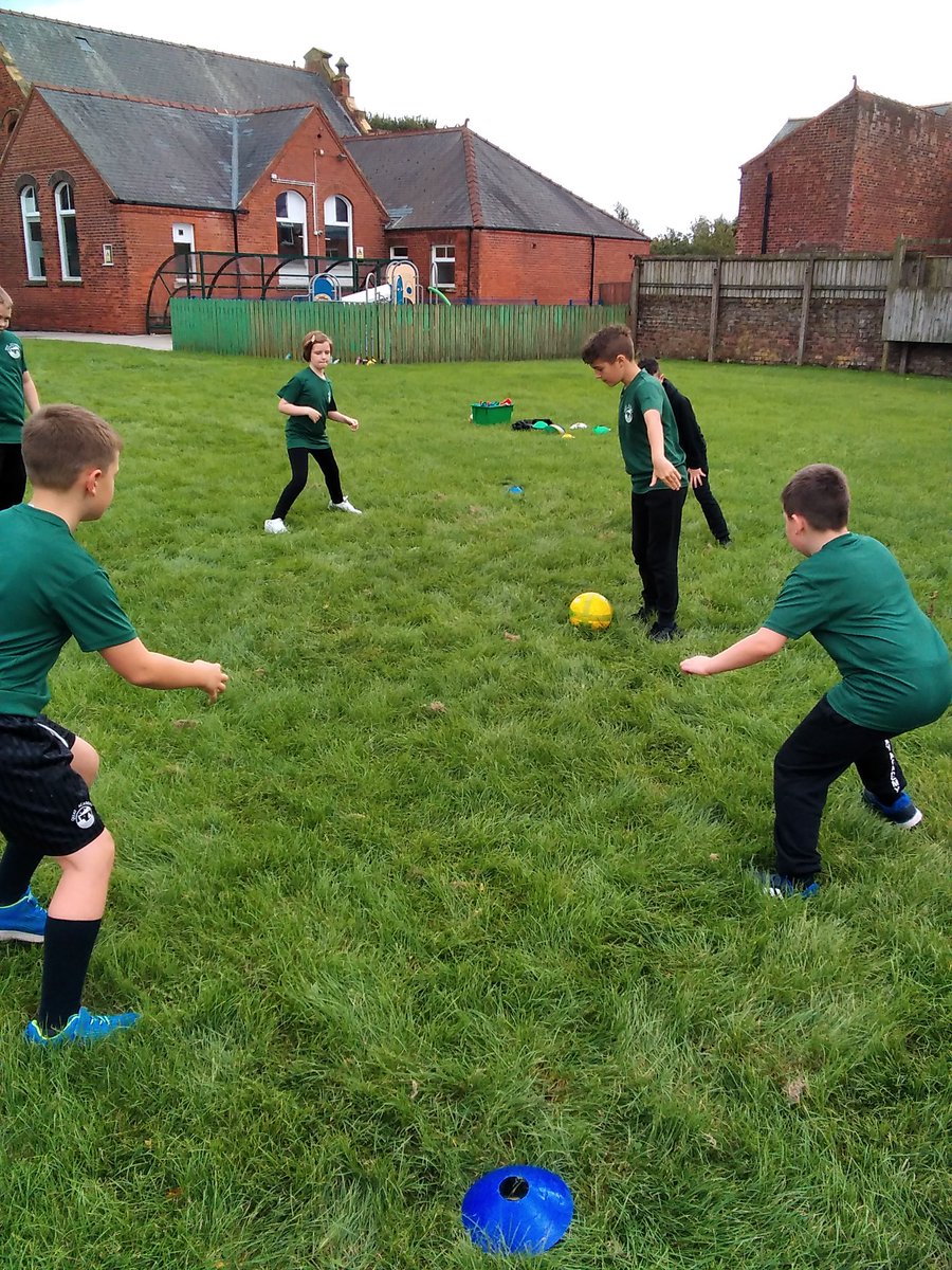 QuayAcademy's tweet photo. Year 5 showed off their fantastic attacking and defending skills in football today! #insideoutside #stepover #dragback #escaperoom @QuayPrincipal @DRETnews @DRETsport https://t.co/Hb1aBkbqZ5