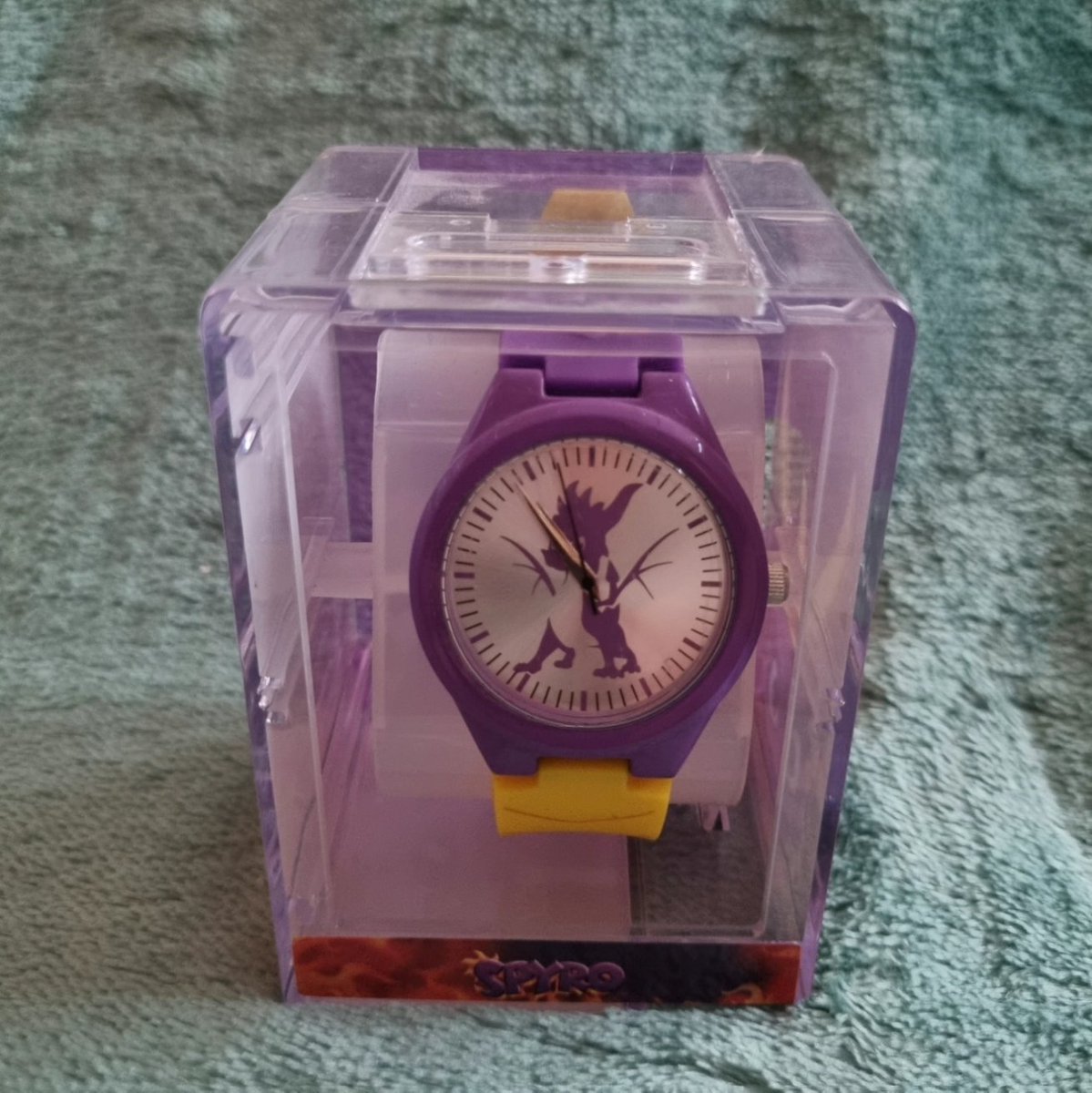 SpyroMuseum's tweet photo. Collection Exhibit #3

Includes a purple metal face with a Spyro silhouette and moulded straps based on Spyro's body.

Included as part of @numskulldesigns Spyro Collection to celebrate the release of the Reignited Trilogy

Rarity : 💎💎💎

Condition : ⭐⭐⭐⭐⭐ https://t.co/iNbv6niQvw