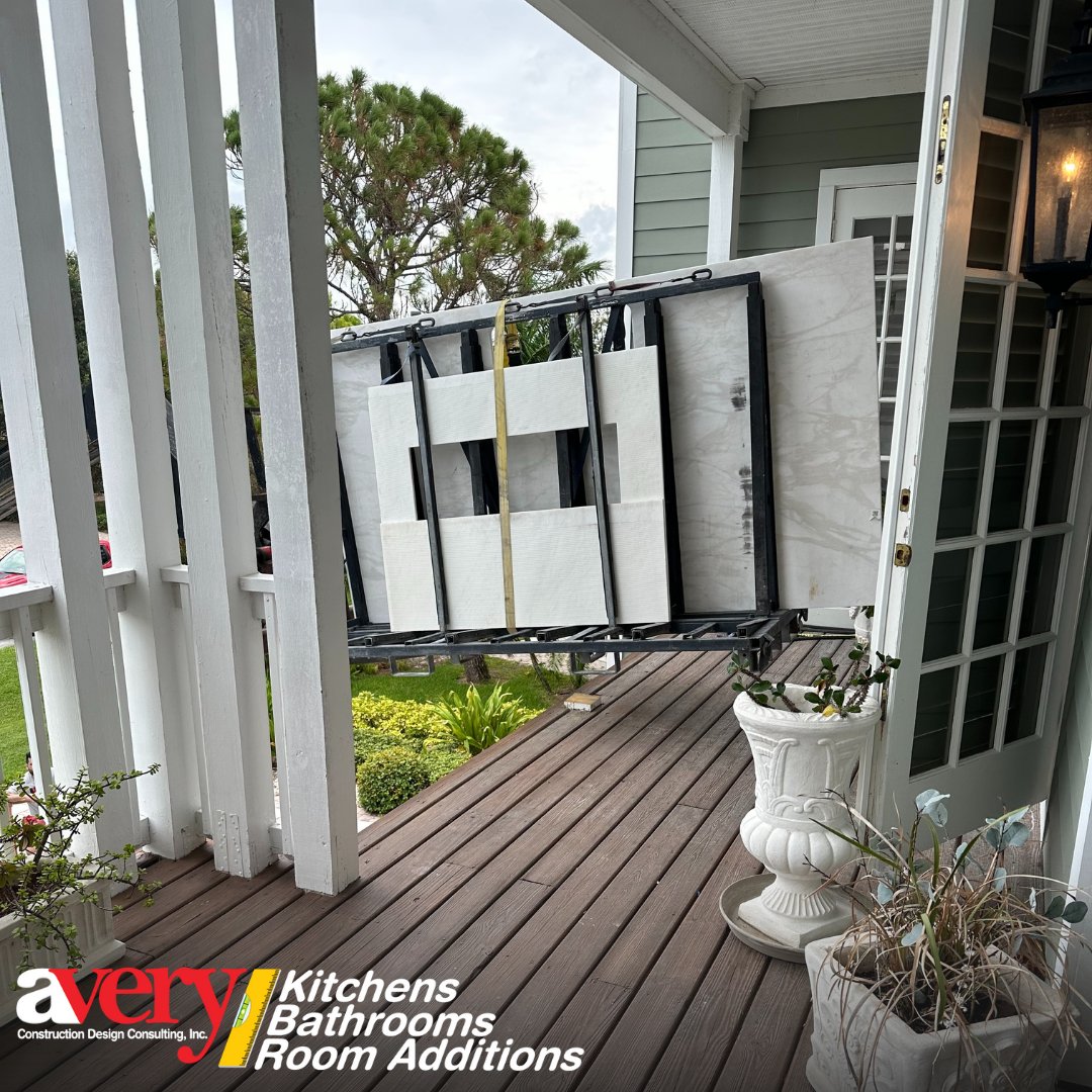 AveryRemodel's tweet image. What happens when the countertops are too big to go in through the door? You go in through the second floor! 💪

#AveryConstruction #ConstructionHumor #TampaBayContractor