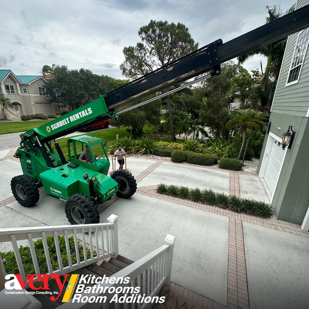 AveryRemodel's tweet image. What happens when the countertops are too big to go in through the door? You go in through the second floor! 💪

#AveryConstruction #ConstructionHumor #TampaBayContractor
