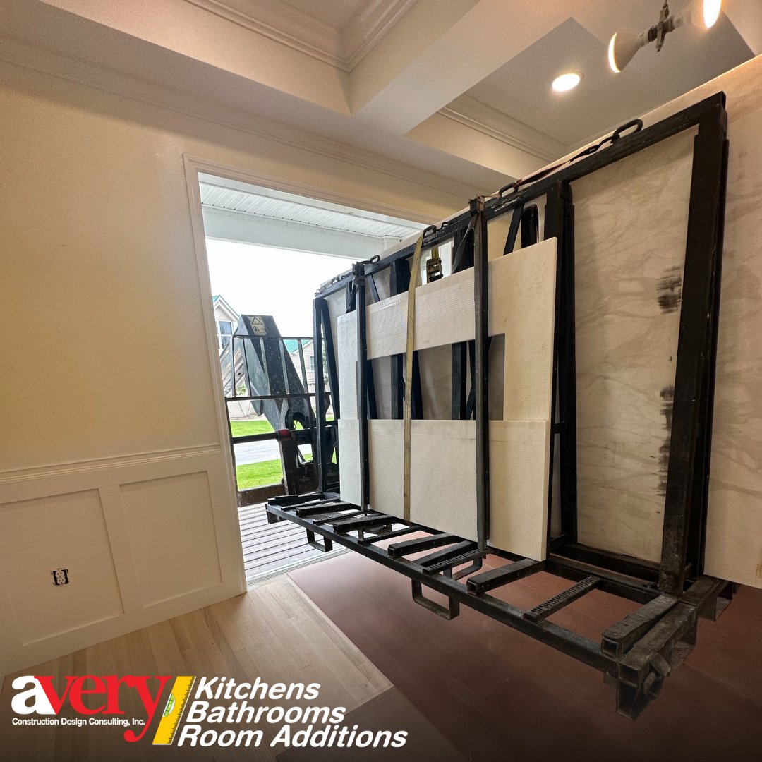 AveryRemodel's tweet image. What happens when the countertops are too big to go in through the door? You go in through the second floor! 💪

#AveryConstruction #ConstructionHumor #TampaBayContractor