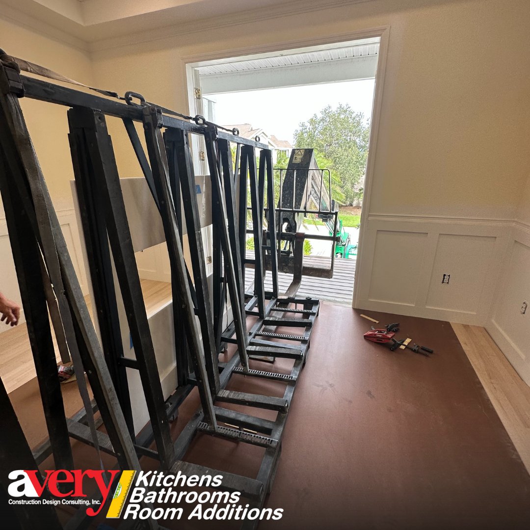 AveryRemodel's tweet image. What happens when the countertops are too big to go in through the door? You go in through the second floor! 💪

#AveryConstruction #ConstructionHumor #TampaBayContractor