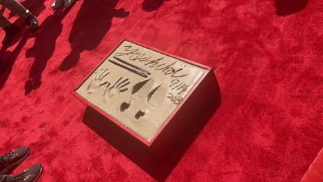 みんなにご覧いただけるようになるにはあと数か月かかるみたい。 そしたら #ハリウッド の #TCLチャイニーズシアター に俺の”手形と足形”見に来てね

I was told that it'll take a few months to be ready on the street for you to see.Then come see my #HandprintsAndFootprints at