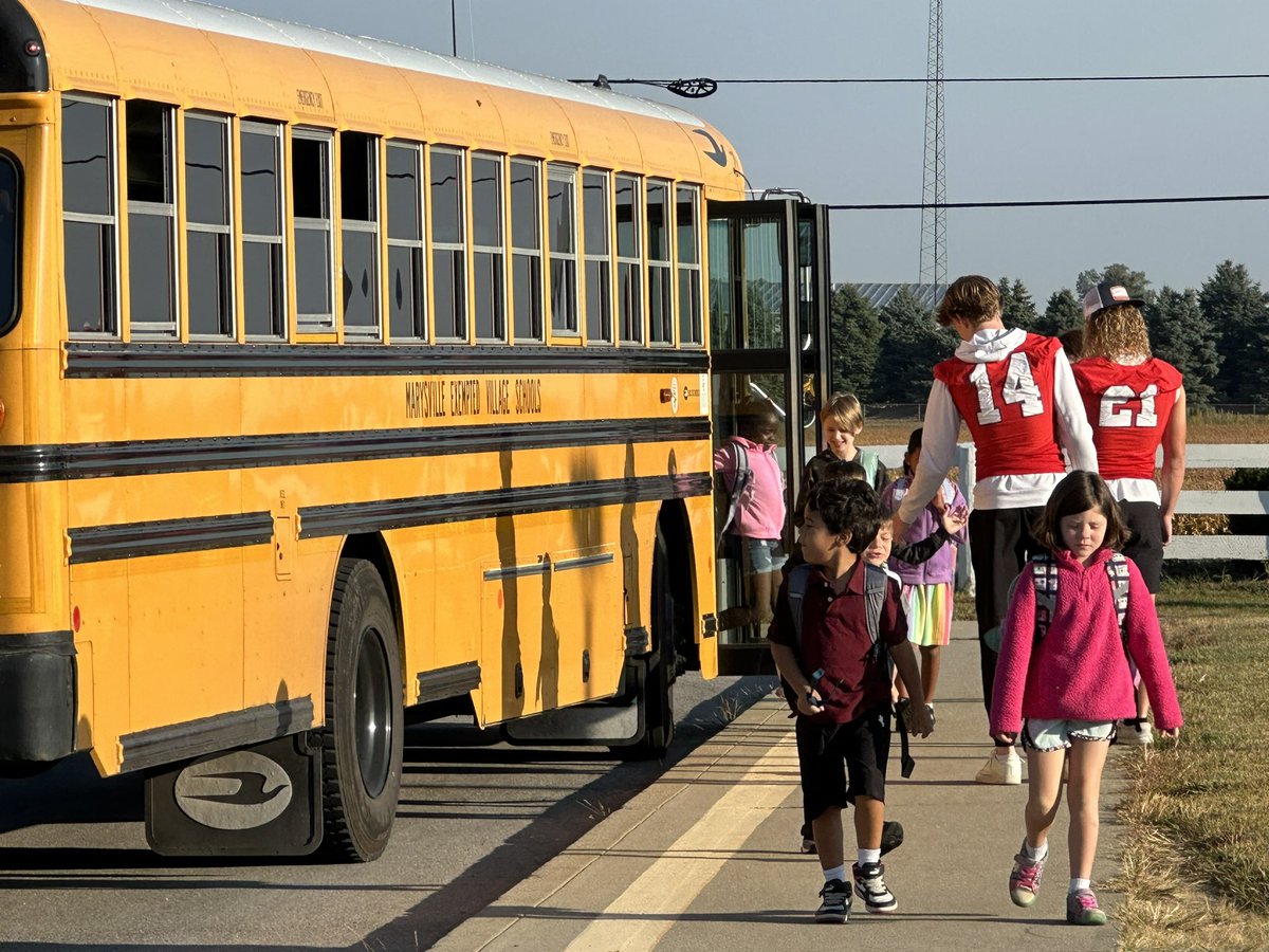 Special thanks to these Monarch players (&amp; some Navin Alums) who came to welcome our students &amp; celebrate the Monarch Spirit with us!! 🎉<a href="/MarysvilleEVSD/">Marysville Schools</a> #PTBM #navinrocks