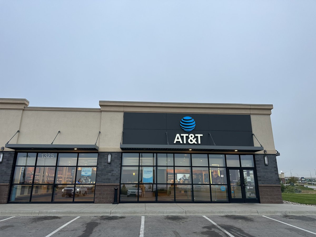 TravisMacarages's tweet photo. Rapid City Is up and at it early for IPhone Launch. Doors are open!!! Let’s Goo! @theBOLDrushNP @BOLDNP @OfficialAmyIvey https://t.co/uts1DrQGwh