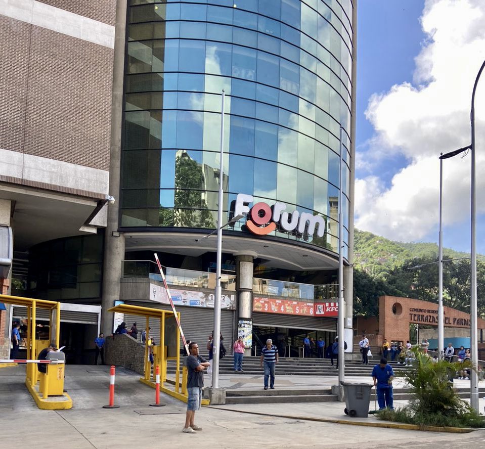Thalie_Ma's tweet photo. Continúa la falla eléctrica en el Multiplaza Paraíso y zonas aledañas. #SinLuz #22deSEPTde2023  10:09 am https://t.co/P8m1ANvEb8