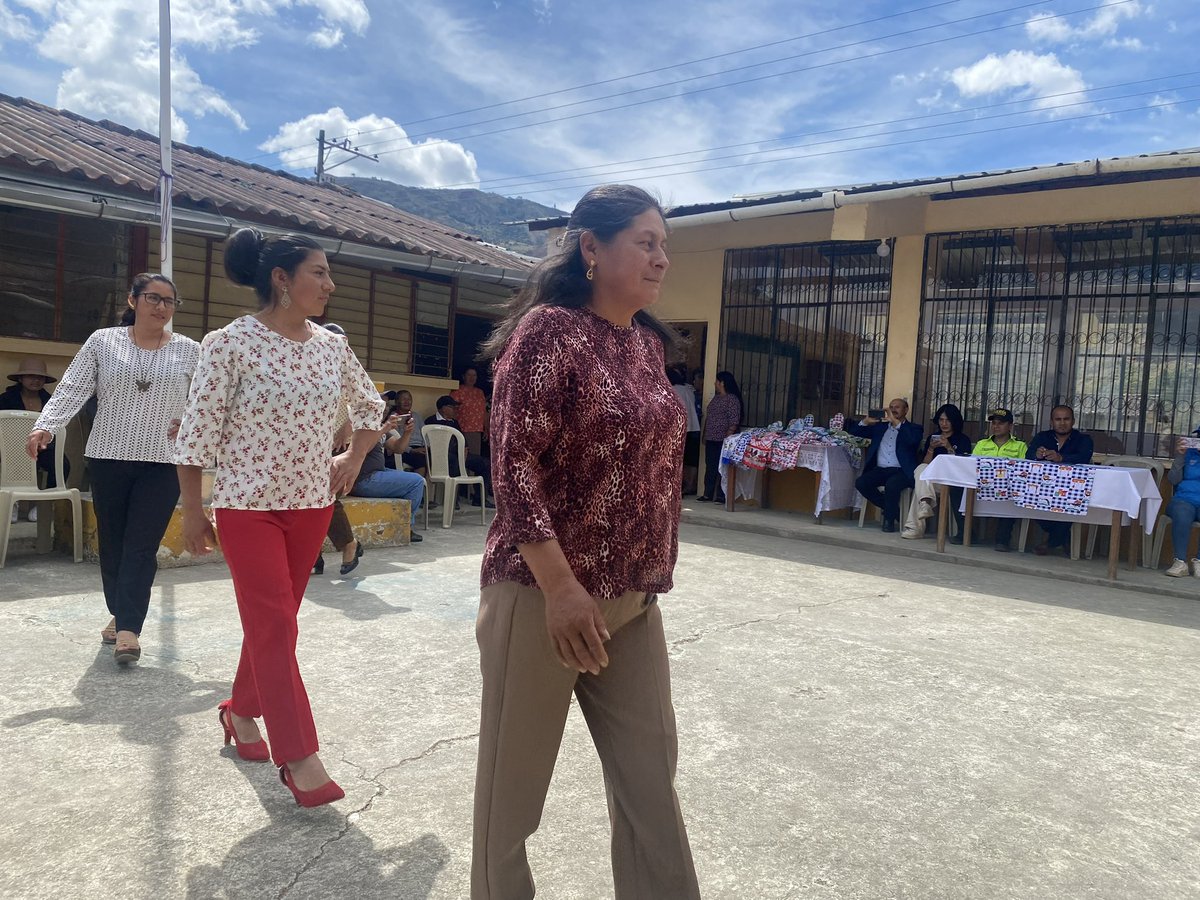 #ProtagonistasDelDesarrollo 🎉 ¡Celebramos el éxito del Taller de Corte y Confección en el Barrio El Ari! 
🧵 Un proyecto maravilloso que contó con la participación entusiasta de 18 residentes, empoderándolos a través de la formación en costura.