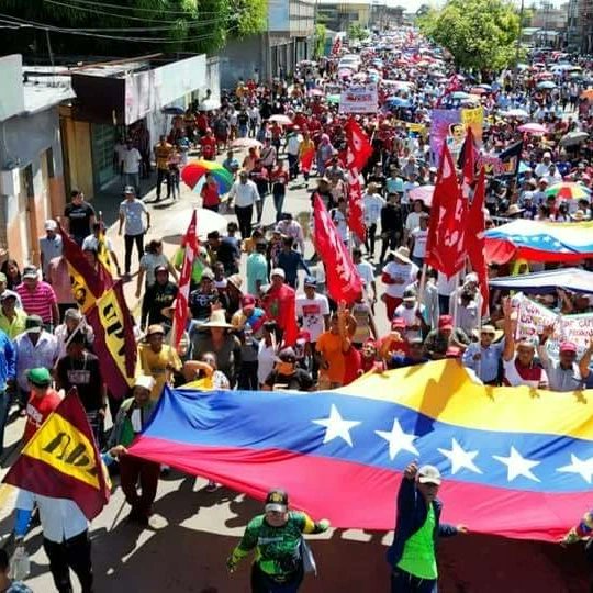 Nahumfernandezm's tweet photo. ¡Impresionante movilización en San Fernando de Apure! 

Más de 14 mil campesinos, pescadores y agrourbanos se unieron en un contundente apoyo al presidente @NicolasMaduro y contra el bloqueo y las sanciones. Su voz, palabra y compromiso patrio brillaron en esta emblemática marcha histórica. 

¡Viva la Revolución Bolivariana!

#ElEsequiboEsDeVenezuela