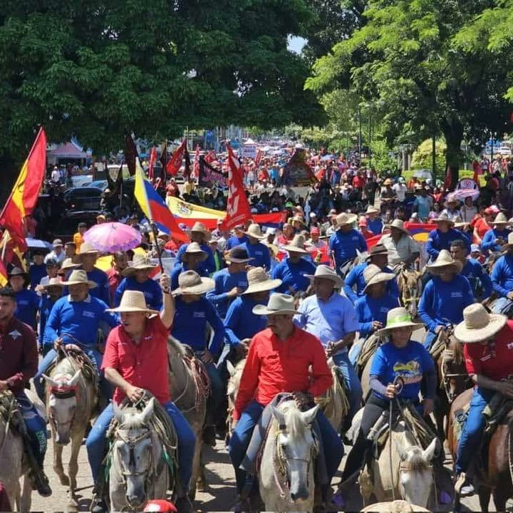 Nahumfernandezm's tweet photo. ¡Impresionante movilización en San Fernando de Apure! 

Más de 14 mil campesinos, pescadores y agrourbanos se unieron en un contundente apoyo al presidente @NicolasMaduro y contra el bloqueo y las sanciones. Su voz, palabra y compromiso patrio brillaron en esta emblemática marcha histórica. 

¡Viva la Revolución Bolivariana!

#ElEsequiboEsDeVenezuela