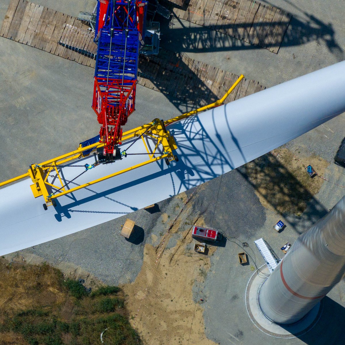 OSTWINDgroup's tweet photo. Wir haben den Windpark Wansleben Repowering mit 17 MW Leistung in Sachsen-Anhalt in Betrieb genommen. Im September ging die letzte Anlage ans Netz.🔌Im zweiten Abschnitt wurden fünf alte Windenergieanlagen (je 1,5 MW) durch drei moderne (je 5,6 MW) ersetzt. Leistungsplus: 224%! https://t.co/P7MIPuXmaA