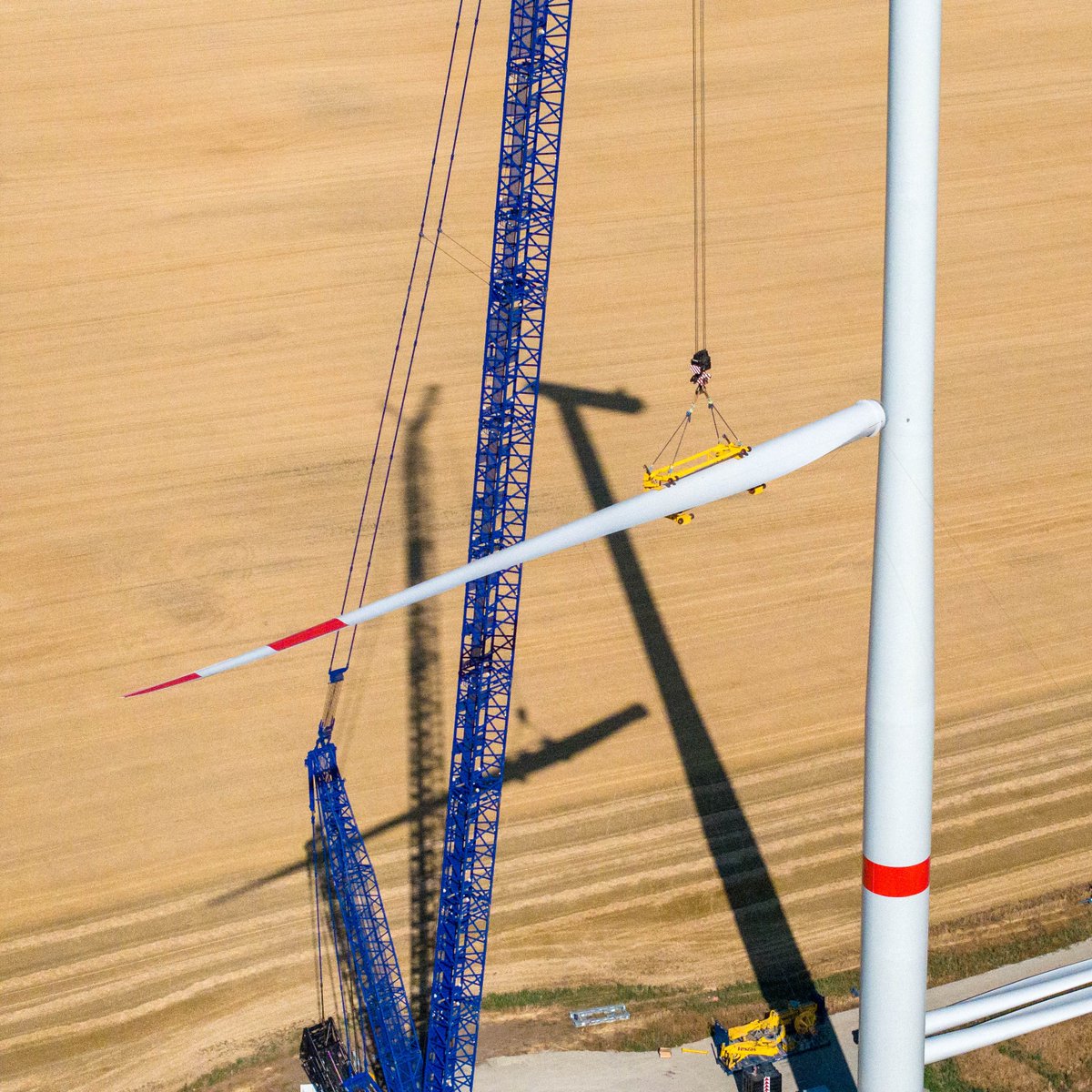 Wir haben den Windpark Wansleben Repowering mit 17 MW Leistung in Sachsen-Anhalt in Betrieb genommen. Im September ging die letzte Anlage ans Netz.🔌Im zweiten Abschnitt wurden fünf alte Windenergieanlagen (je 1,5 MW) durch drei moderne (je 5,6 MW) ersetzt. Leistungsplus: 224%!