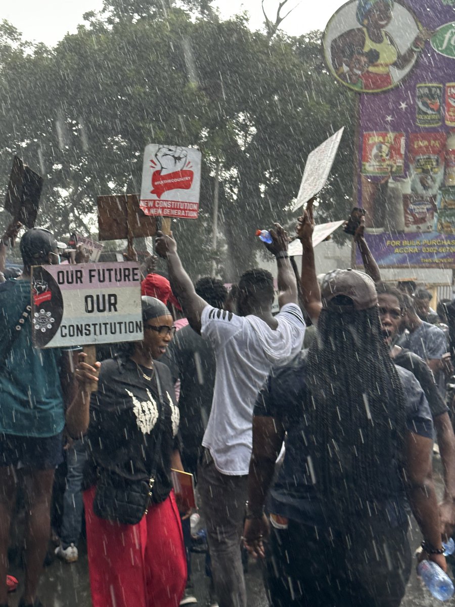 __theSeyram's tweet photo. Not even the rain will stop us, we need a better Ghana!!! #OccupyJulorbiHouse https://t.co/Q0UyyH6GDv