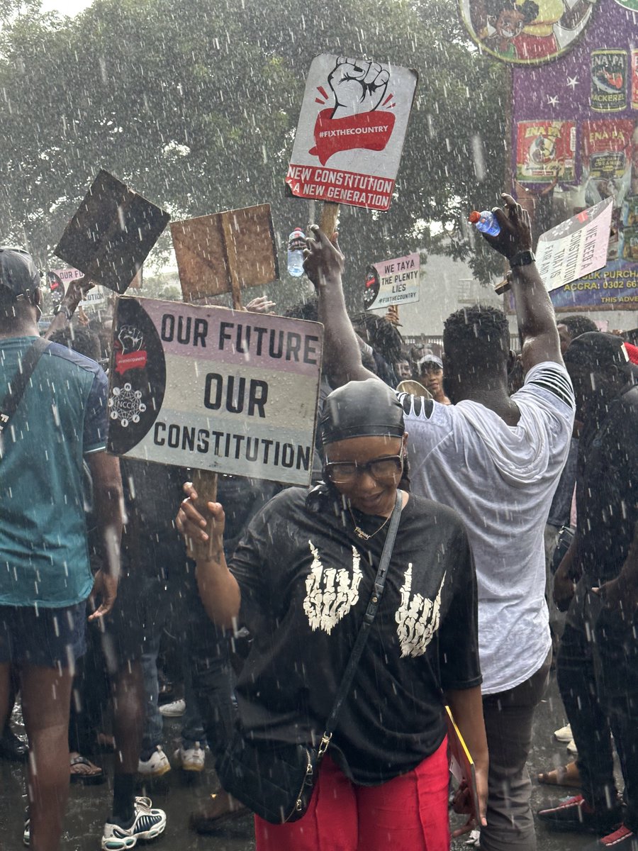 __theSeyram's tweet photo. Not even the rain will stop us, we need a better Ghana!!! #OccupyJulorbiHouse https://t.co/Q0UyyH6GDv