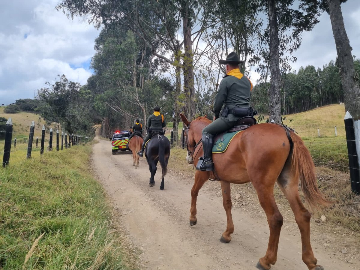 PoliciaSabana's tweet photo. En cada rincón de nuestra sabana, nuestros @CarabinerosCol  son los guardianes de la seguridad y el progreso. Formamos parte de tu comunidad, trabajando juntos por una mayor seguridad y un futuro mejor.
#DiosYPatria
#PlanChoque360 https://t.co/PWRYjtqGo8