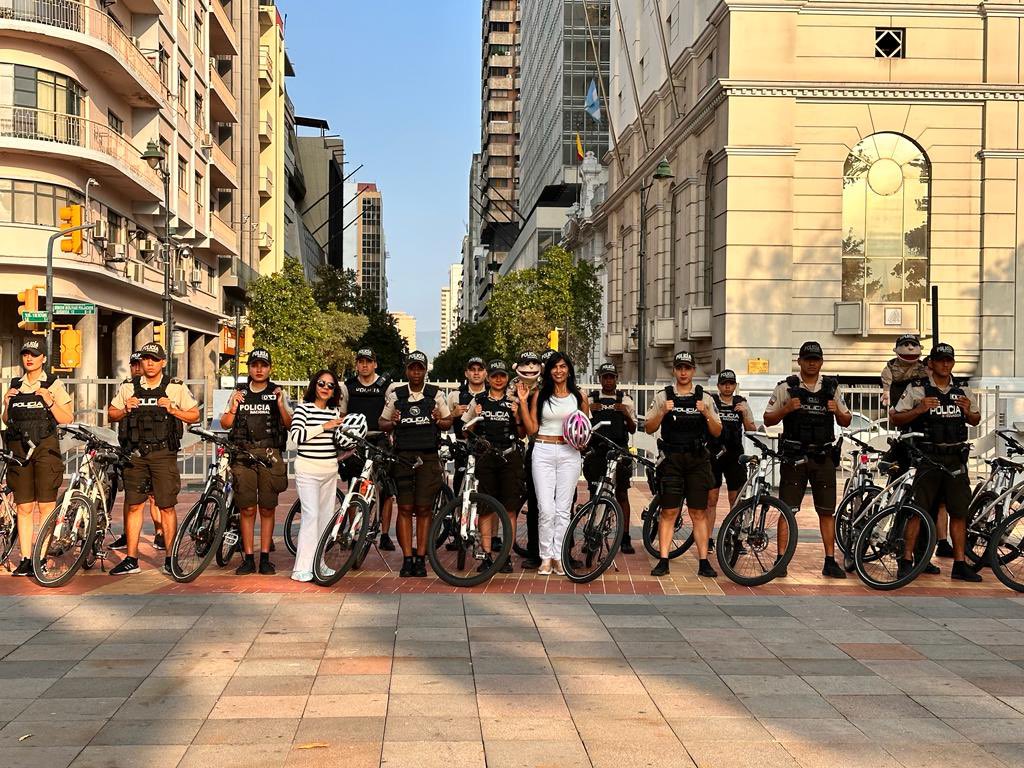 PintateEcuador's tweet photo. Gracias a la @PoliciaEcuador por hacer esto posible y ser ellos quienes ejemplifiquen desde sus bicicletas🚲 este sentir 🫶🏼💙

#diamundialsinauto #diamundialsinauto2023 #unete #ciclearnosmueve #walk #enjoylife https://t.co/bsbnN1OGtg