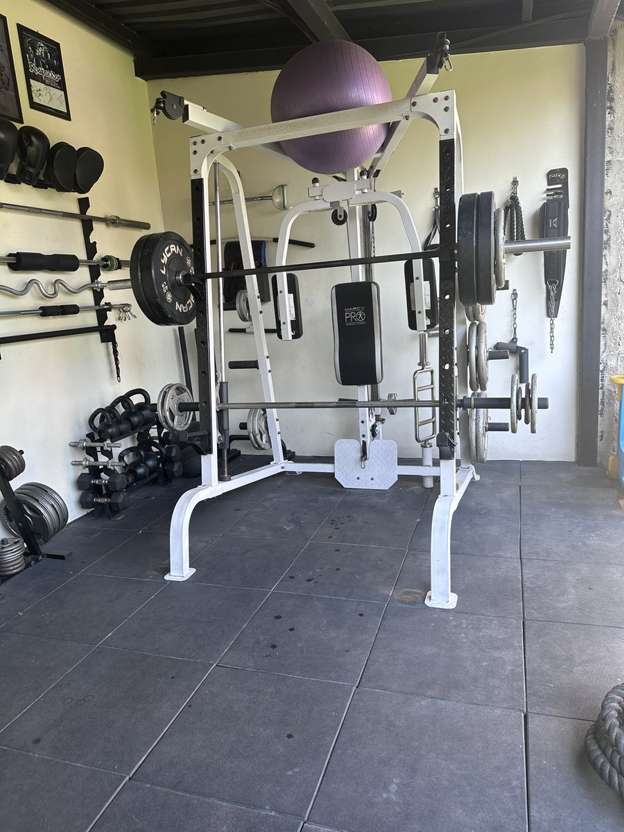 WarriorElric's tweet image. Iniciando mi día con 255 Lb de poder en mi #backsquat