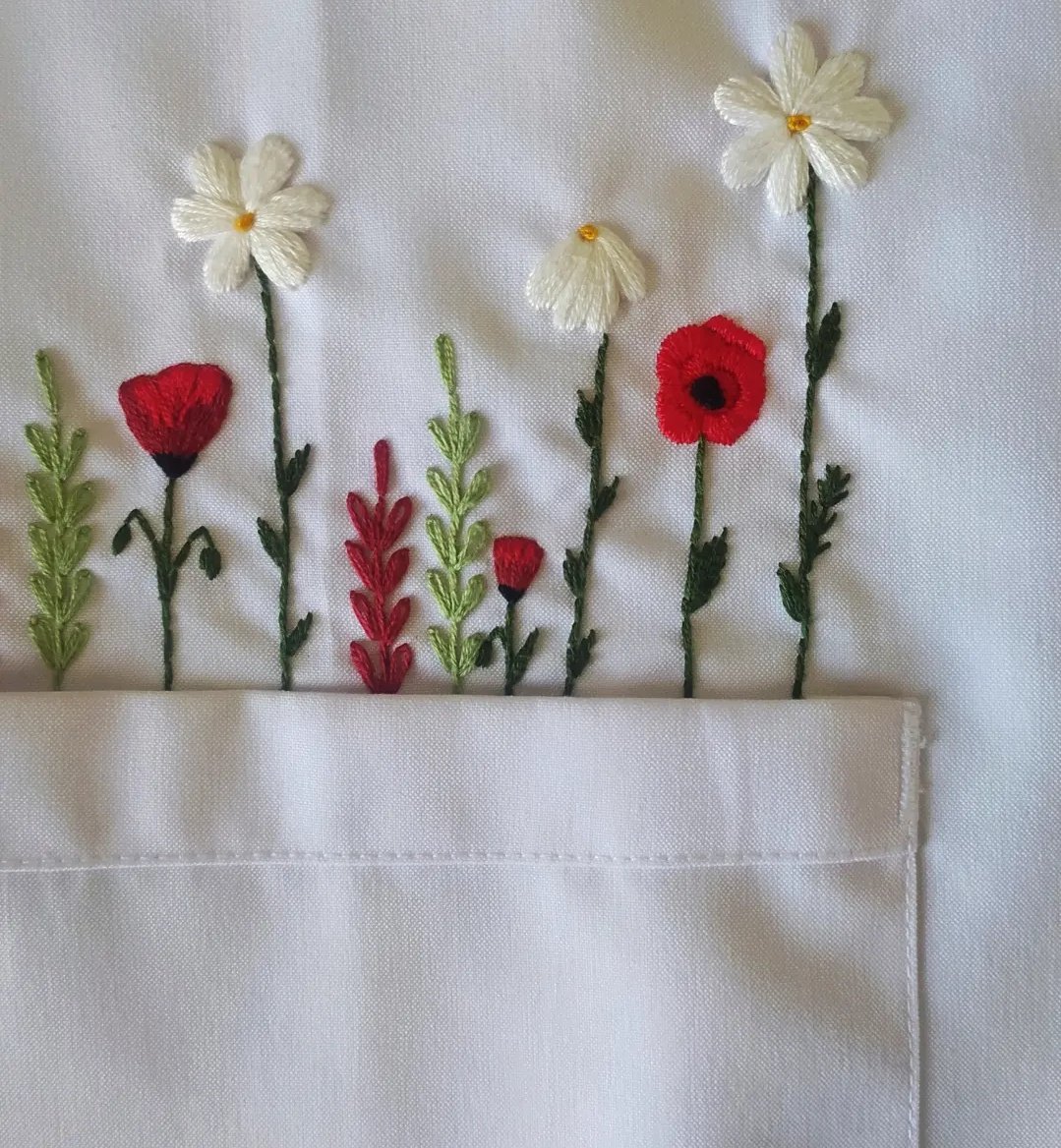 'Ders yapılmaz, işlenir. Çünkü işlemekte incelik vardır', düstûruyla bu dönem okulda nakış işlenmiş bir önlük giymeyi tercih ettim.

Kalbimden yeşeren çiçeklerle sol üst cebim ve heybemde taşıdığım kır çiçekleriyle sağ alt cebimle2 haftadır okulda böyle geziyoruz. ❤️🥰