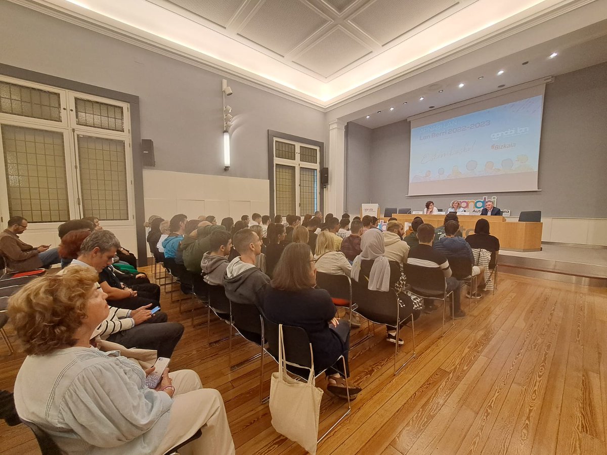 txesalaespada's tweet photo. #Inclusión #Empleo #LanBerri
🤝🏽 Entrega de diplomas a participantes en el programa LanBerri.
Trabajo para la empleabilidad de personas con especiales dificultades de inserción laboral.
@APNABI https://t.co/EjTVaiJJ2P