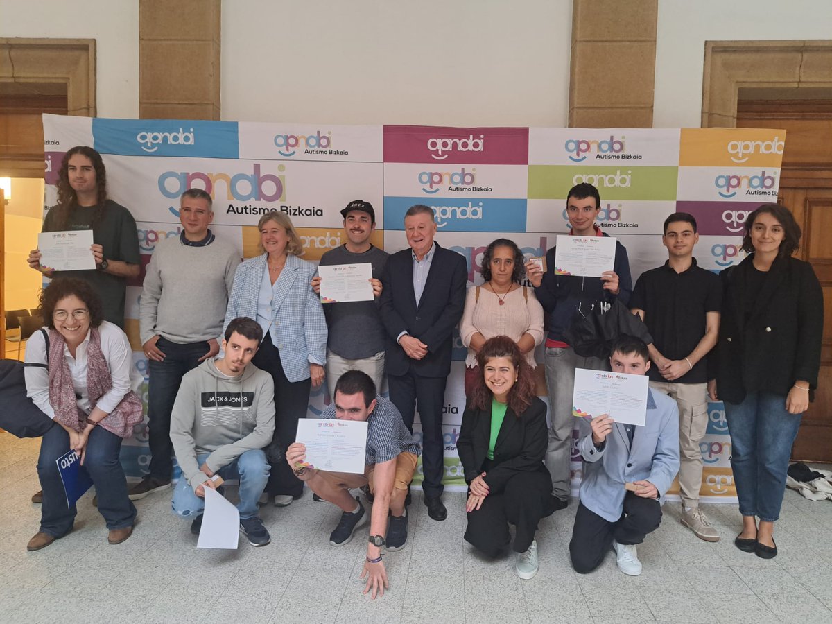 txesalaespada's tweet photo. #Inclusión #Empleo #LanBerri
🤝🏽 Entrega de diplomas a participantes en el programa LanBerri.
Trabajo para la empleabilidad de personas con especiales dificultades de inserción laboral.
@APNABI https://t.co/EjTVaiJJ2P