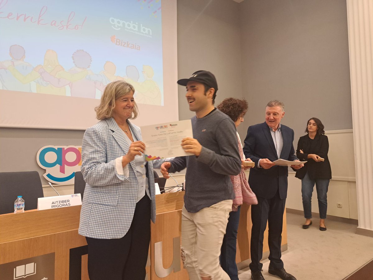 txesalaespada's tweet photo. #Inclusión #Empleo #LanBerri
🤝🏽 Entrega de diplomas a participantes en el programa LanBerri.
Trabajo para la empleabilidad de personas con especiales dificultades de inserción laboral.
@APNABI https://t.co/EjTVaiJJ2P