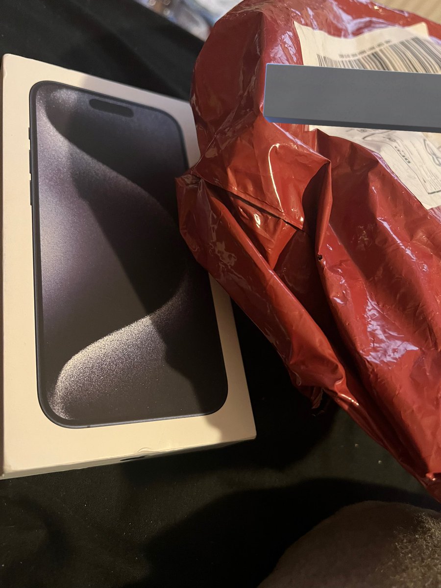 kellett_ryan's tweet photo. @O2 when someone spends £1000 why do you not wrap the product up? Instead you just Chuck it in a postal bag https://t.co/rhYgaBqtkO