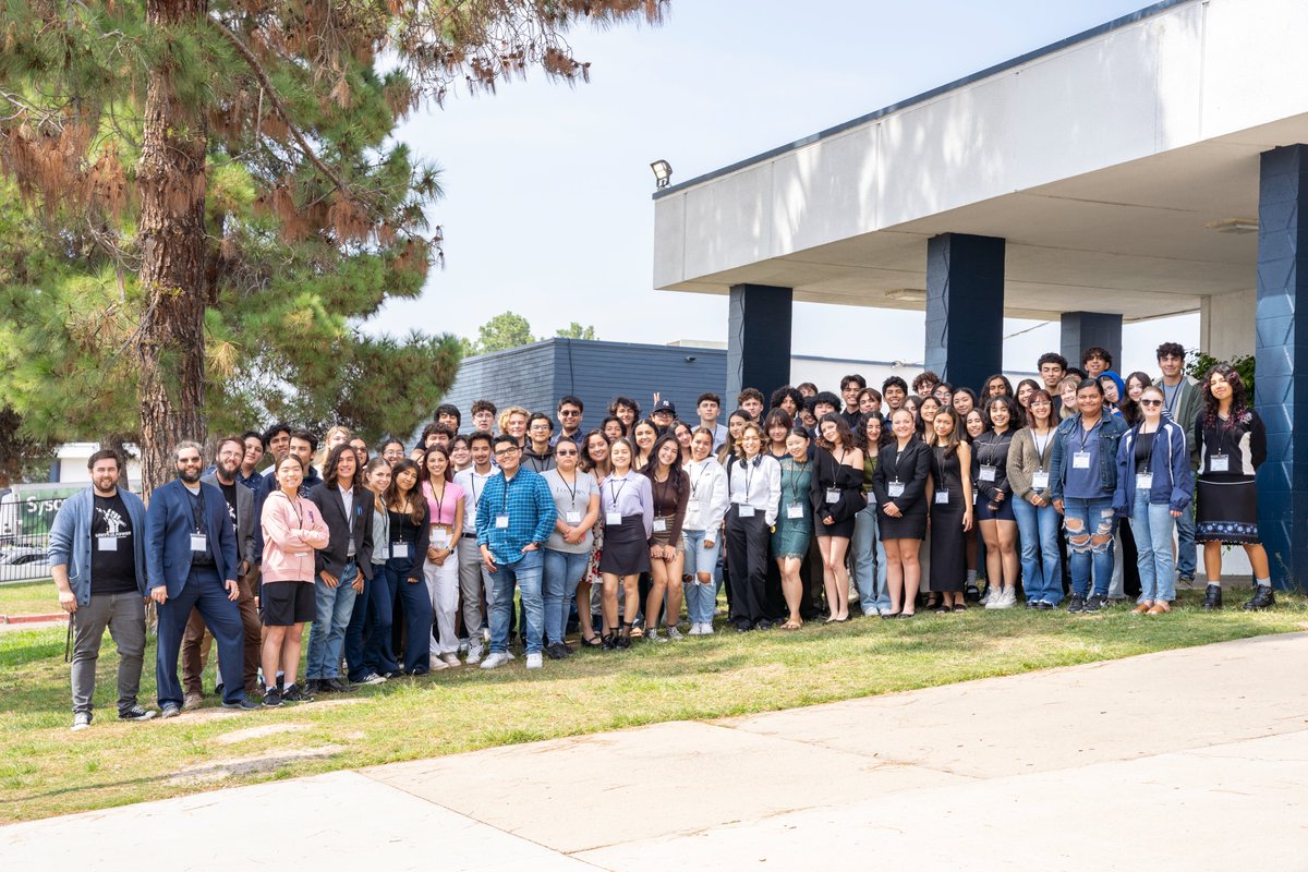 SUHSD's tweet photo. ๐ Exciting Collaboration Alert! ๐ค 150 brilliant minds converged at Bonita Vista High! ๐๐ Junior & Senior IB Diploma Candidates from @cphtrojans & @GraniteEagles joined @BVHBarons to showcase their #TheoryOfKnowledge insights. ๐ง #InternationalBaccalaureate #SUHSD ๐ https://t.co/nULrqkTQDN