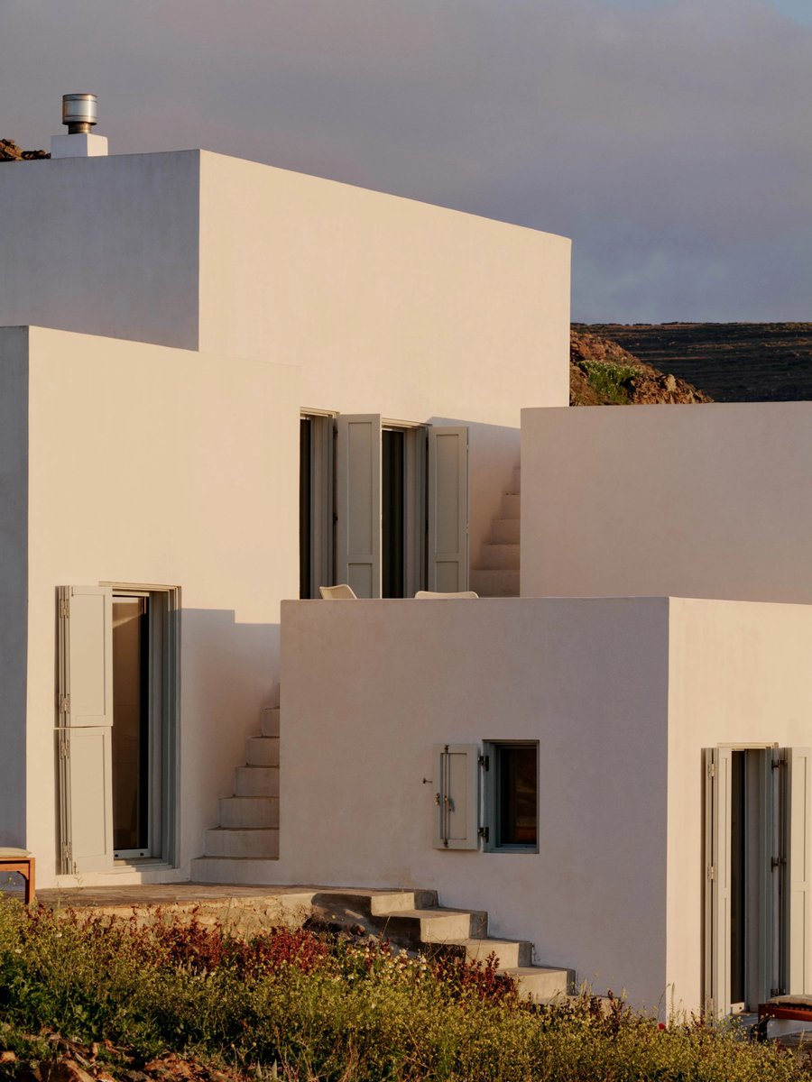 Piperi House by #SigurdLarsenArchitecture: a crystalline sculpture cut out of a single piece of white stone. The monolithic volumes contrast the dry landscape of burnt brown and green hues 👉 shorturl.at/notA7
.
📸 KKROM