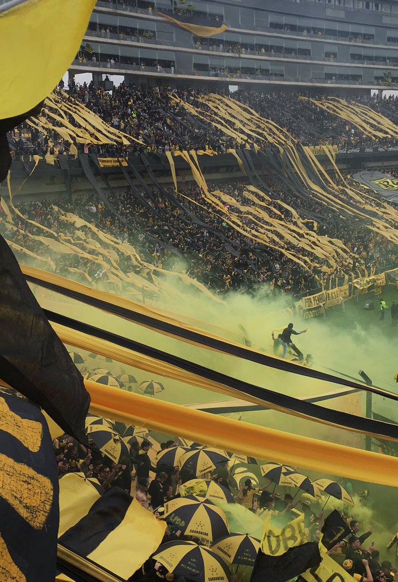 No aguanto un fin de semana más sin ver a Peñarol, quiero ir a la cancha, abrazarme con el que tengo al lado cuando hacemos un gol o putear al rival cuando hace tiempo. 
Se extraña levantarse y solo pensar en ir al estadio, mucho más en un mes tan especial como lo es septiembre.