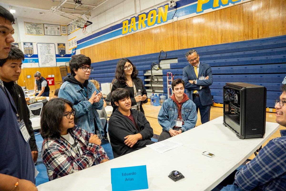 SUHSD's tweet photo. ๐ Exciting Collaboration Alert! ๐ค 150 brilliant minds converged at Bonita Vista High! ๐๐ Junior & Senior IB Diploma Candidates from @cphtrojans & @GraniteEagles joined @BVHBarons to showcase their #TheoryOfKnowledge insights. ๐ง #InternationalBaccalaureate #SUHSD ๐ https://t.co/nULrqkTQDN
