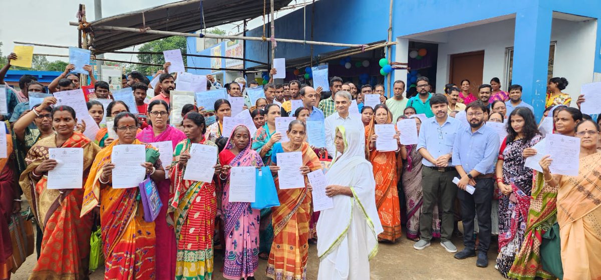 'দুয়ারে সরকার':পর্ব ৭

এল খুশির দিন,
পরিষেবায় অন্তর্ভুক্তিপত্র সরাসরি শিবিরে।

উপস্থিত রয়েছেন, সম্মানীয় বিশেষ পর্যবেক্ষক,শ্রী রূপক দত্ত (আই.পি.এস.,অবসরপ্রাপ্ত), 
মহকুমাশাসক, বিষ্ণুপুর এবং সমষ্টি উন্নয়ন আধিকারিক, জয়পুর।

জয়পুর ব্লক, বাঁকুড়া। 
#DuareSarkar
#EgiyeBangla