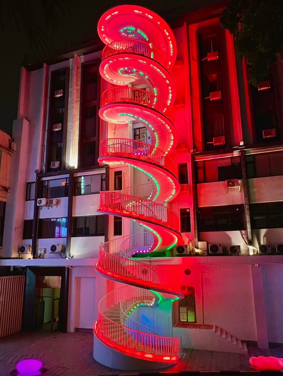 Spiral rainbow stairs
#outdoorlighting #ledpixel
#wallwasherlighting